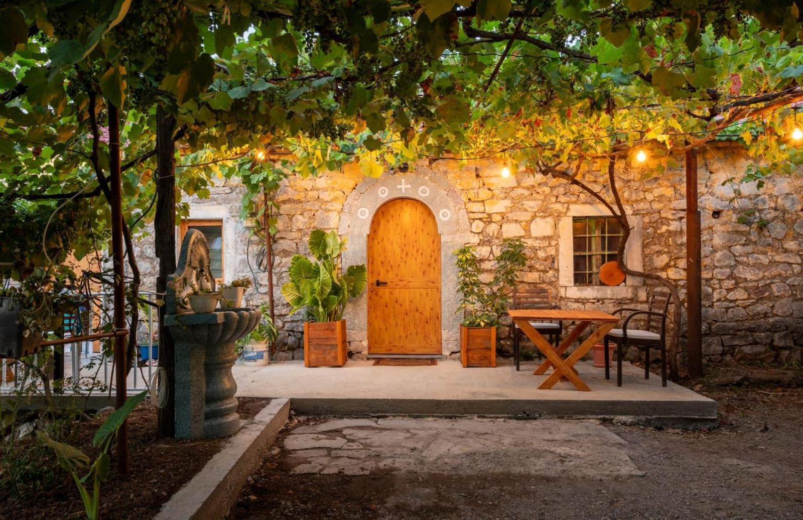 Guest House Castle Koman Exterior photo